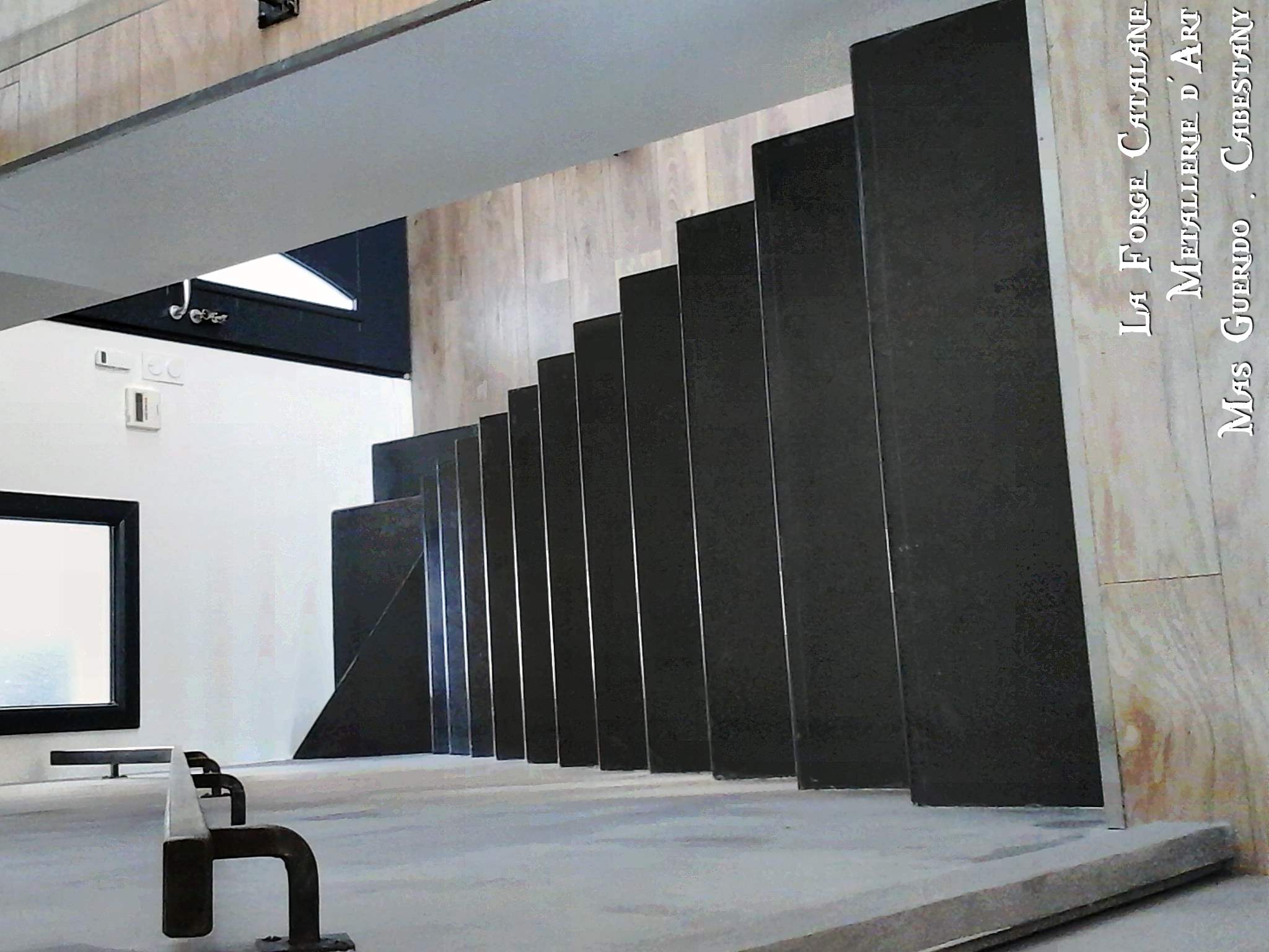 escalier marches suspendues main courante laterale forge catalane.jpg